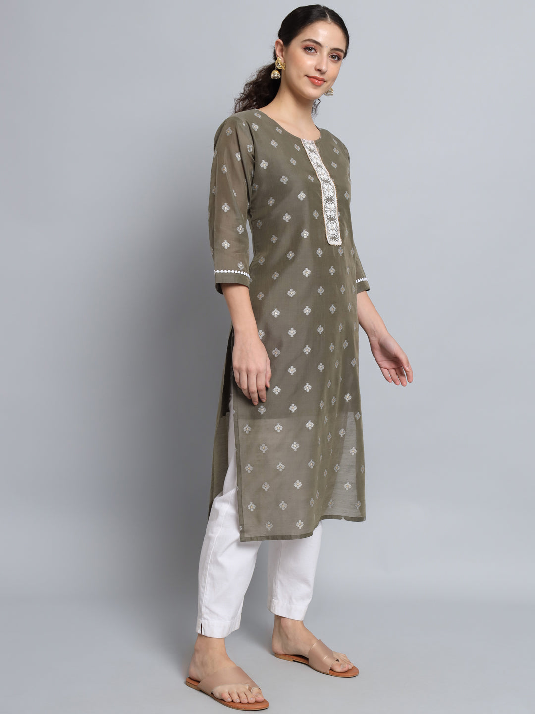 Deepmal Women Embellished Silk Blend Straight Kurta