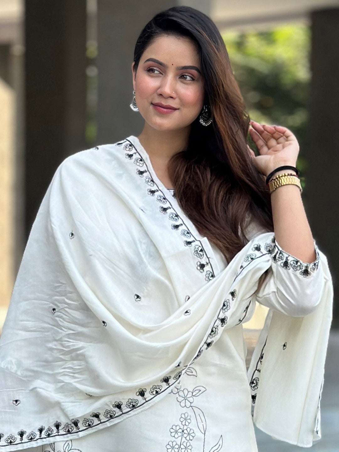 Shruta White Kurta and Pant Dupatta Sets Silk Blend Fabrics with Embroidery