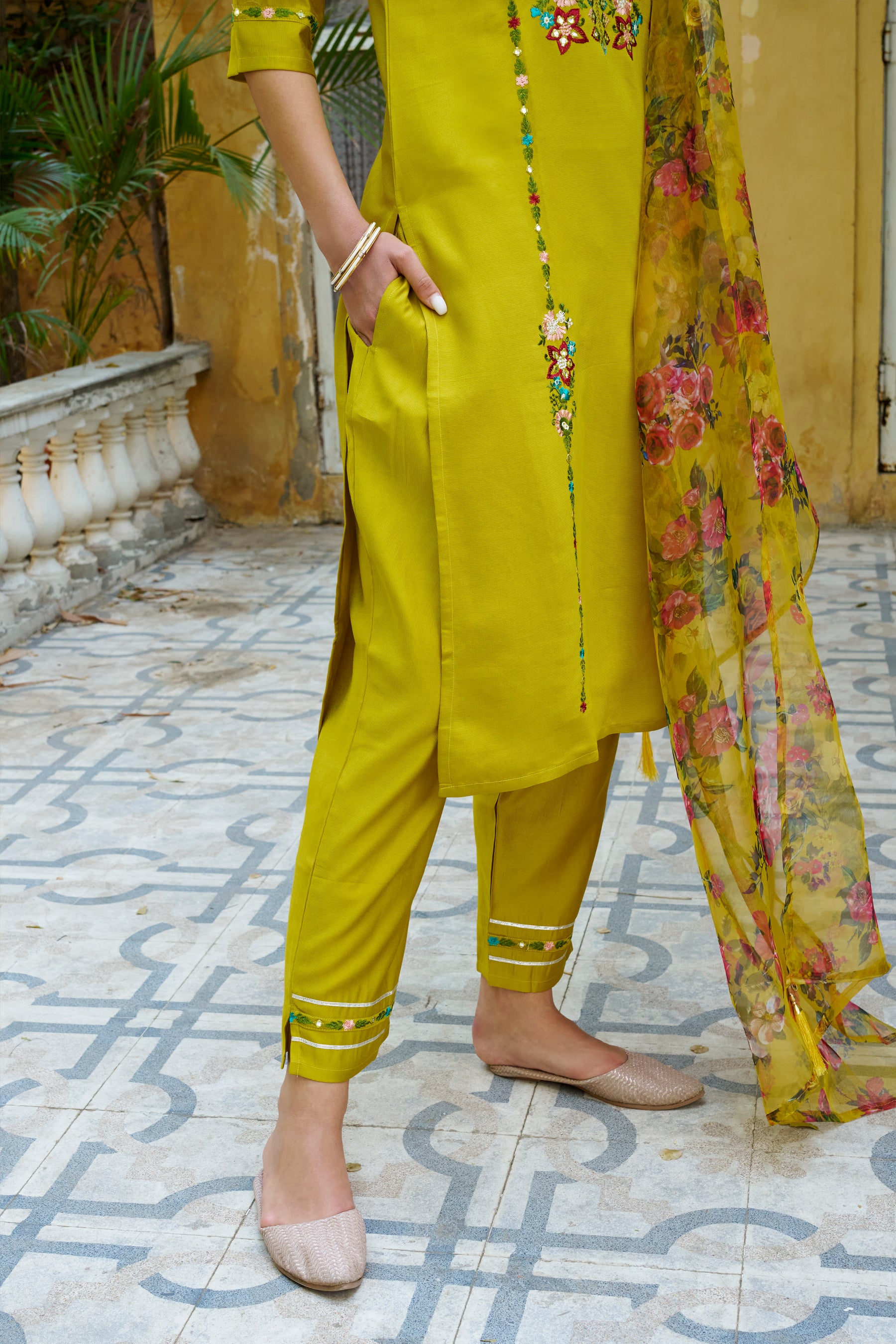 Reshmi Women Kurta and Pant Sets Viscose Rayon Fabric