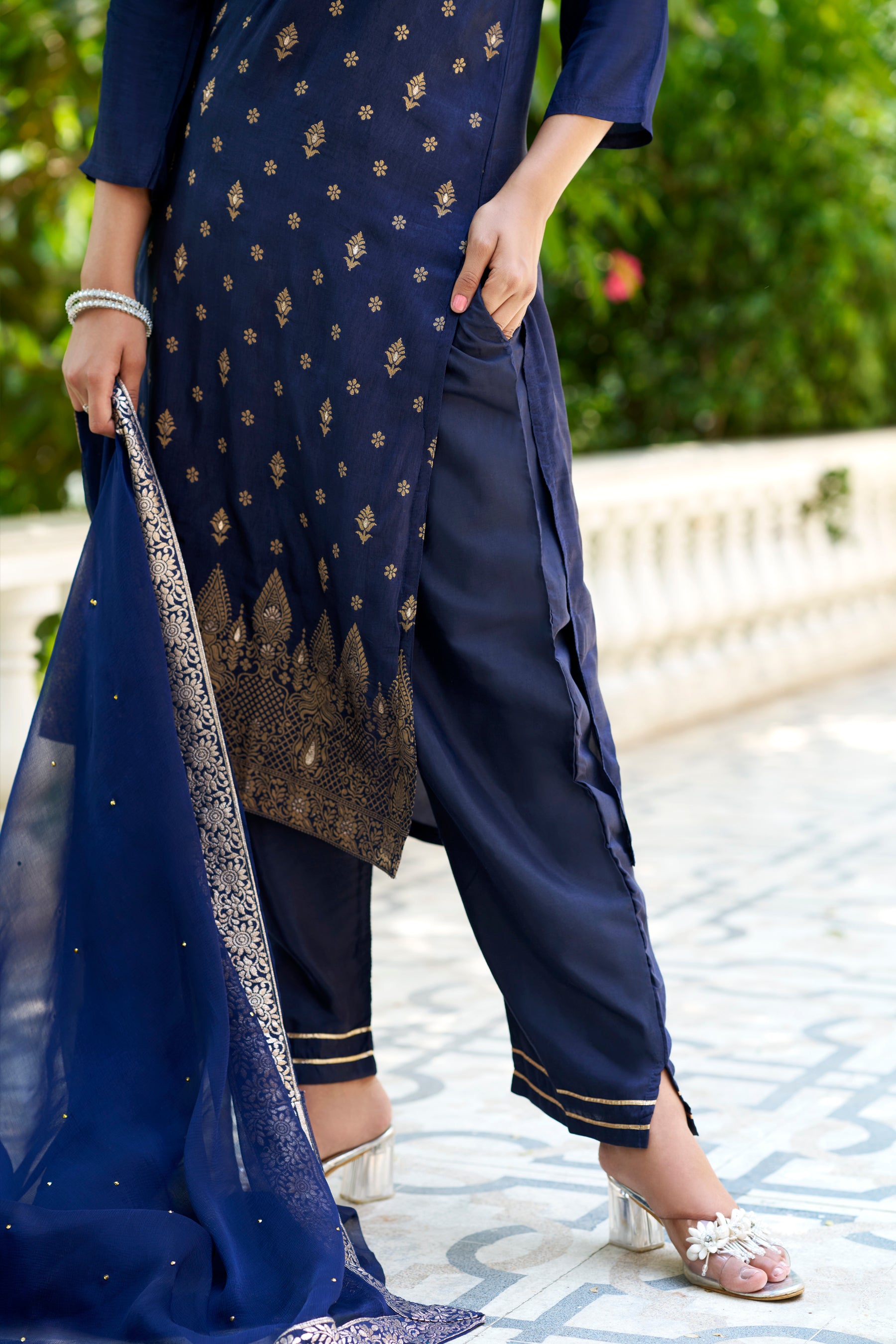 Puja Women Kurta and Pant Sets Dupatta Viscose Rayon Silk Blend with Handwork