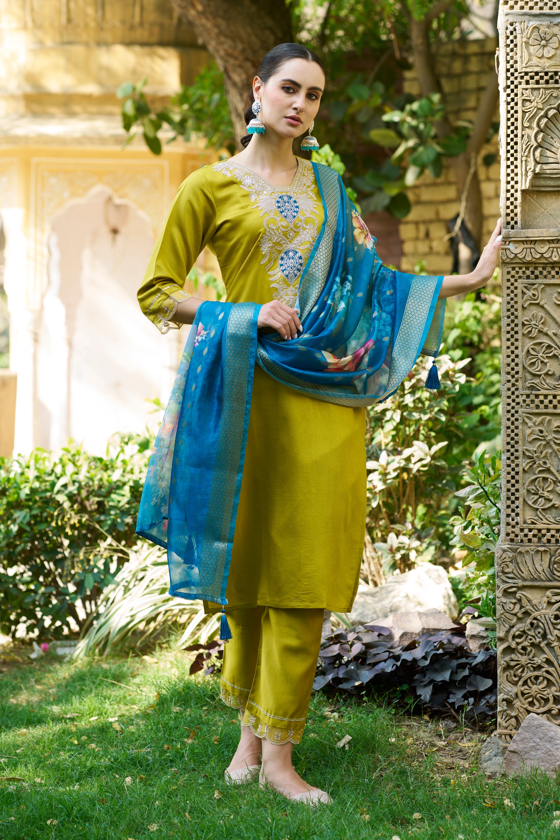 Isha Women Kurta and Pant Viscose Rayon FabricI