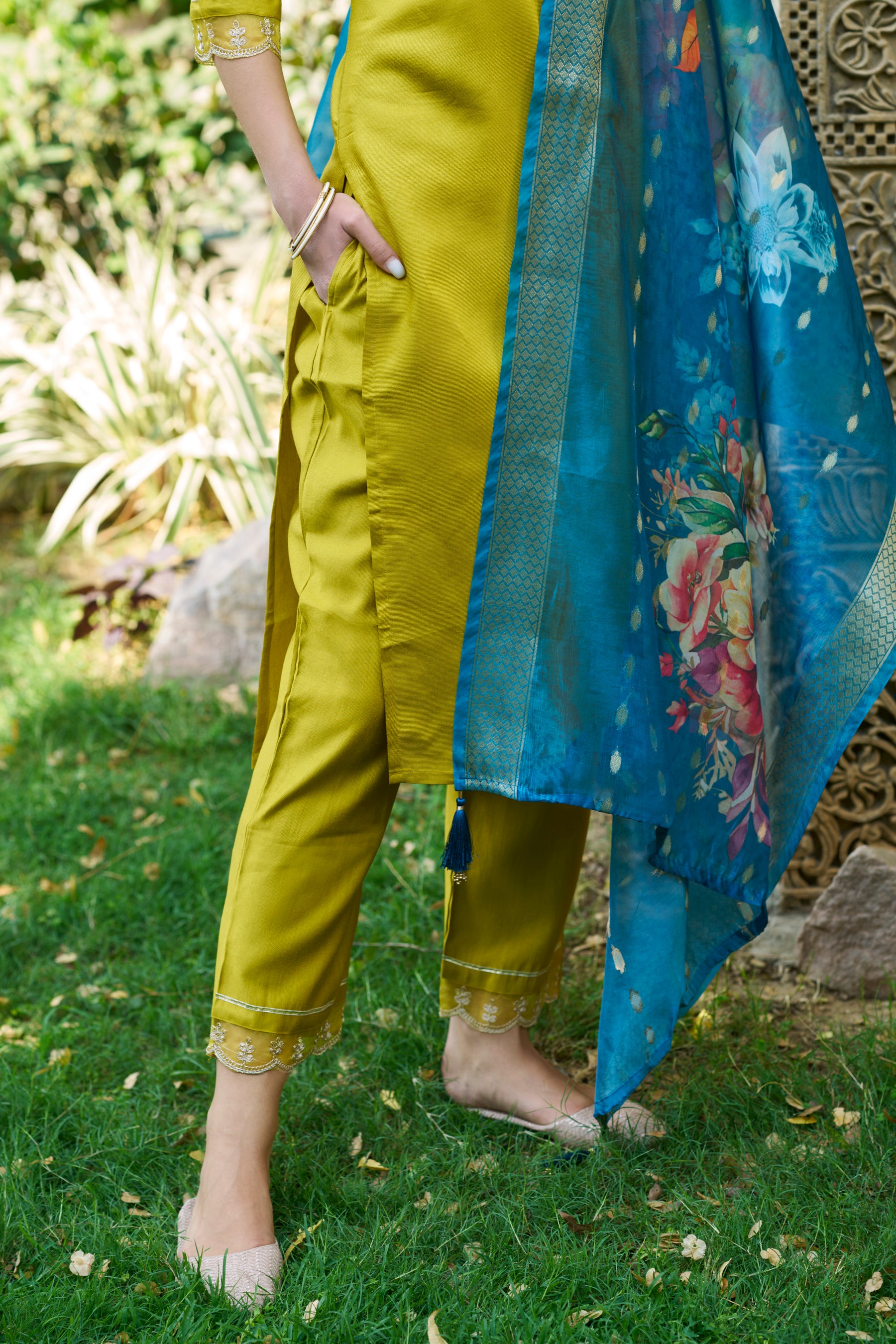 Isha Women Kurta and Pant Viscose Rayon FabricI