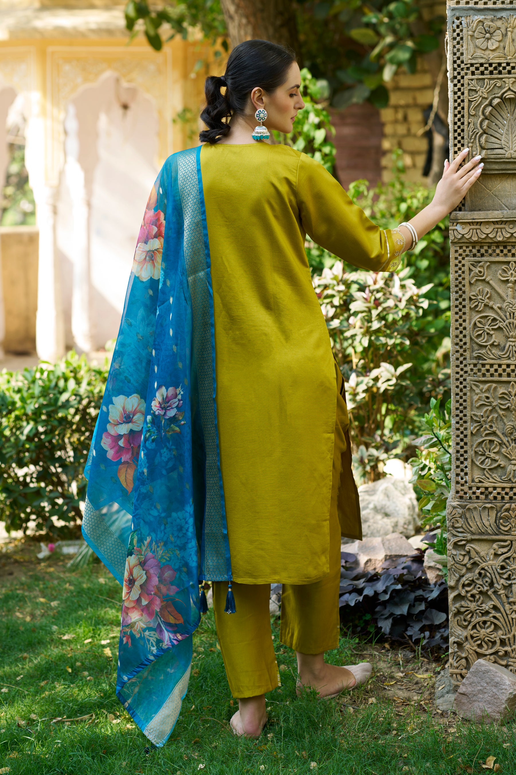 Isha Women Kurta and Pant Viscose Rayon FabricI