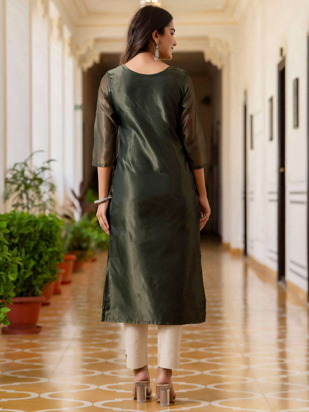 Raagini Women Embroidered Silk Blend Straight Kurta