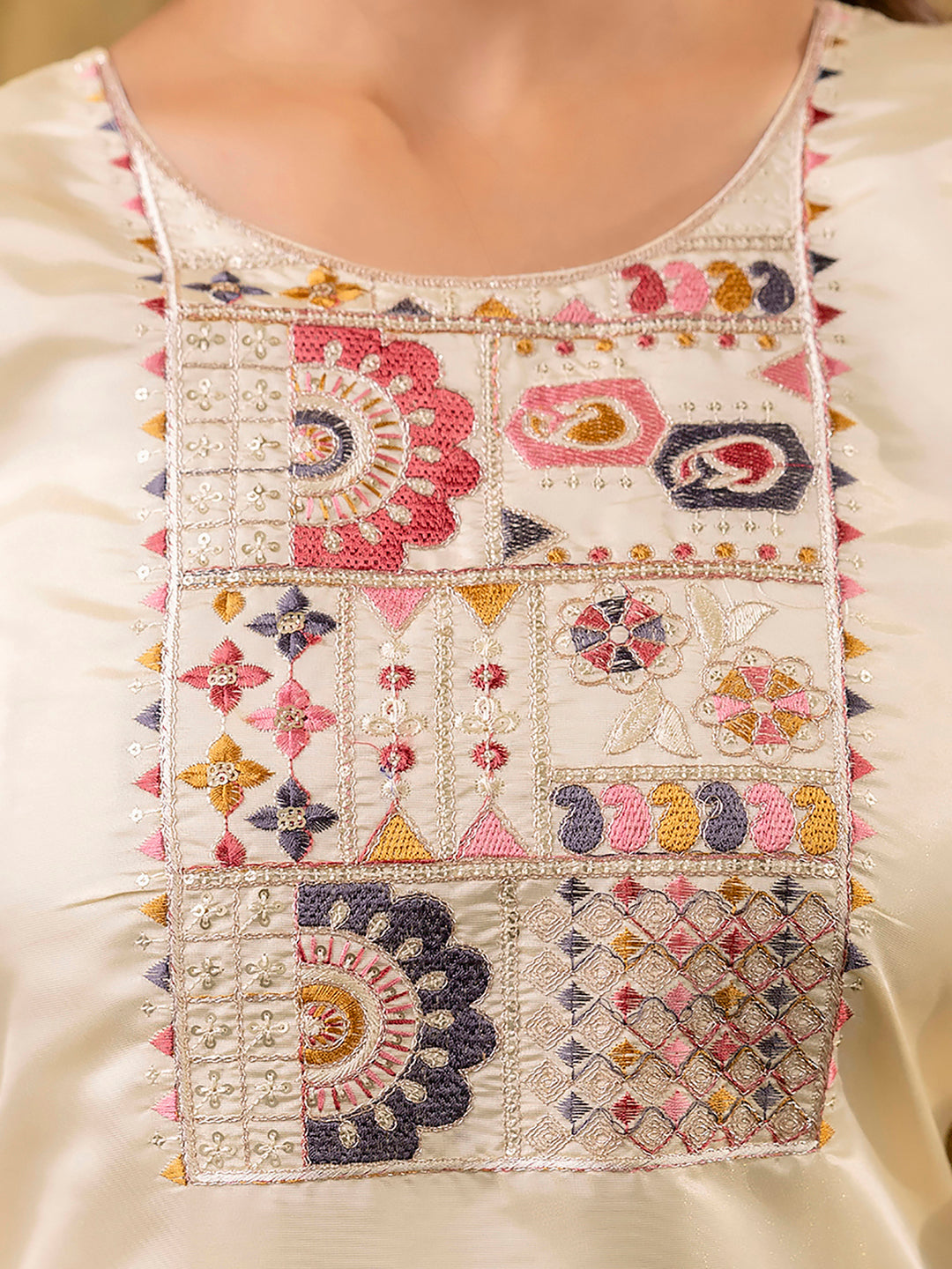 Ranjana  Women Embroidered shimmer Silk Blend Straight Kurta