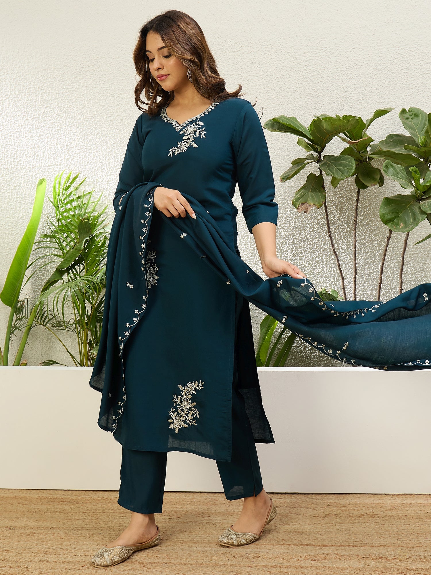 Dhanvi Women's Teal Blue Festive Embroidered Straight Kurta Set