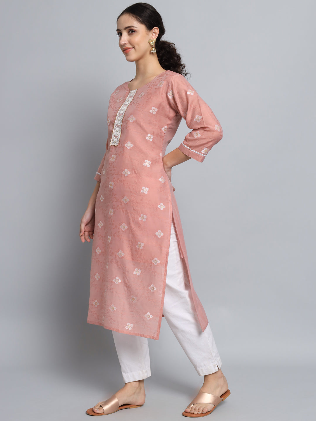 VredeVogel Women Embellished Silk Blend Straight Kurta