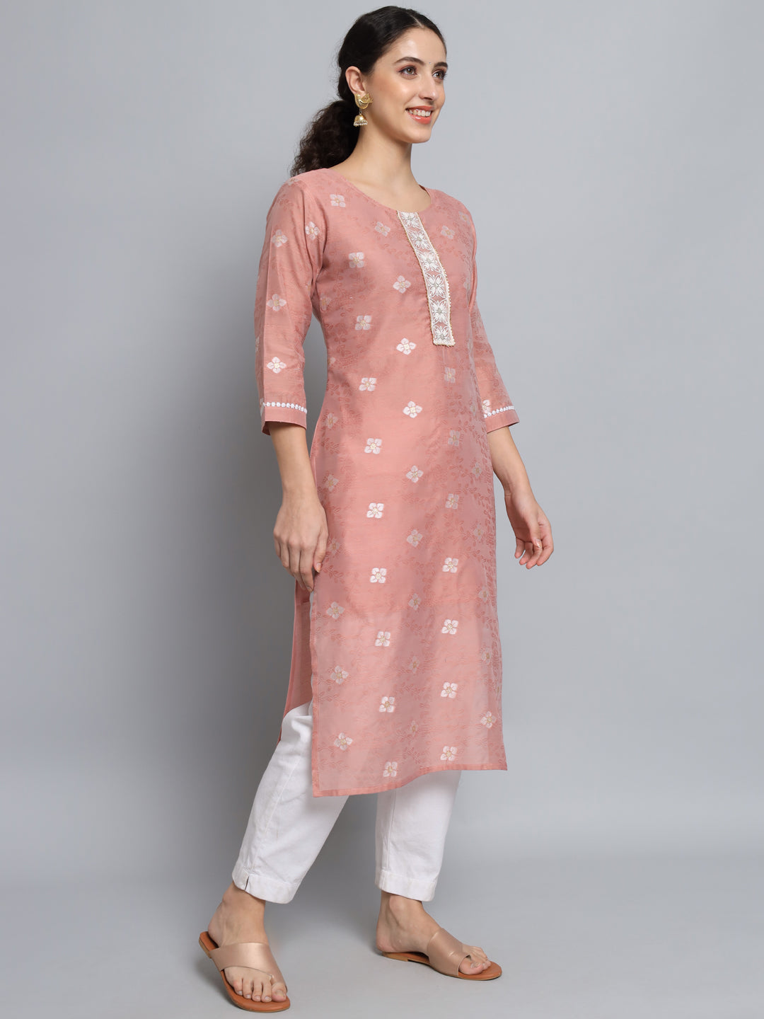 VredeVogel Women Embellished Silk Blend Straight Kurta