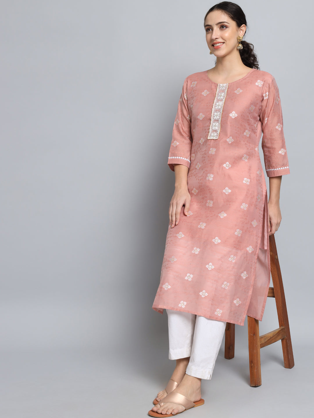 VredeVogel Women Embellished Silk Blend Straight Kurta