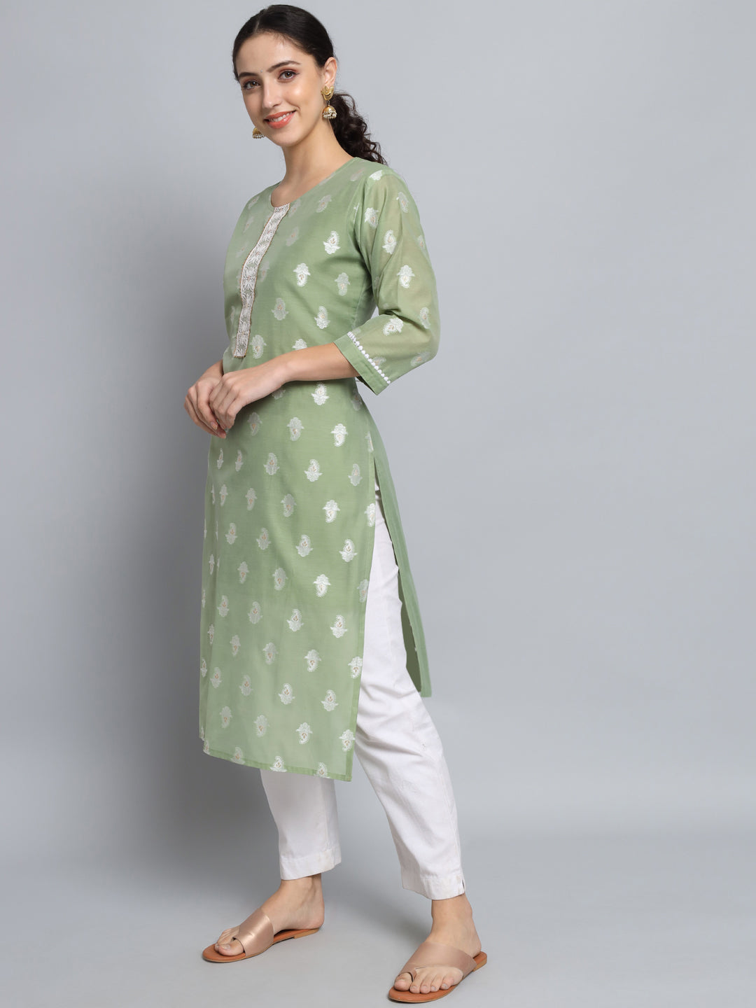 VredeVogel Women Embellished Silk Blend Straight Kurta