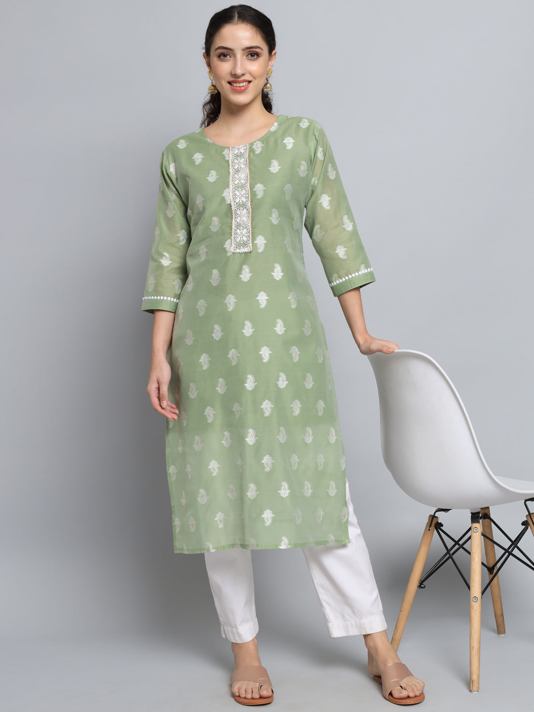 VredeVogel Women Embellished Silk Blend Straight Kurta