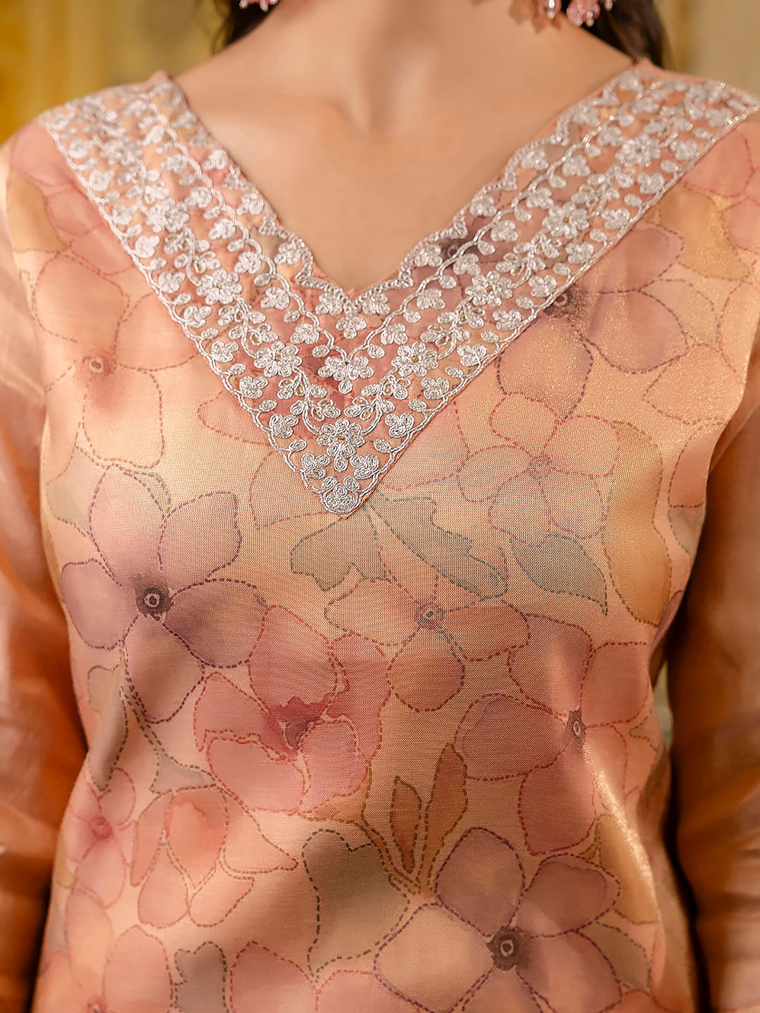 VredeVogel Women Embroidered Silk Blend Straight Kurta