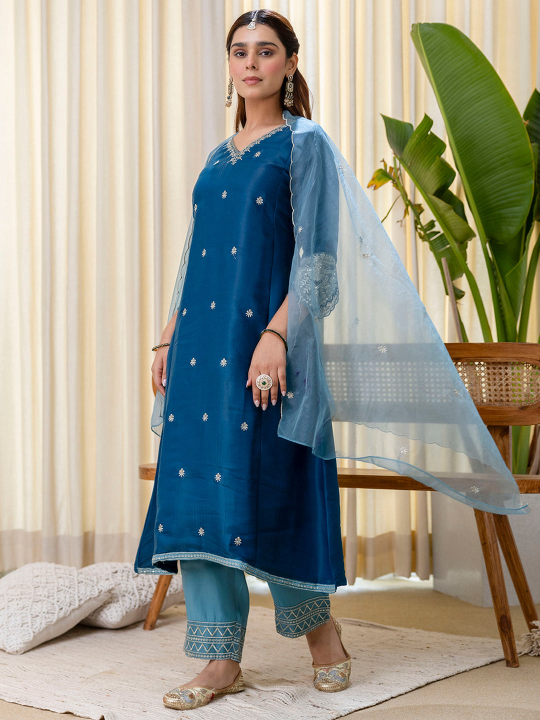 Tanvi Women's Teal Blue Straight Festive Kurta Set with Scalloped Border Dupatta