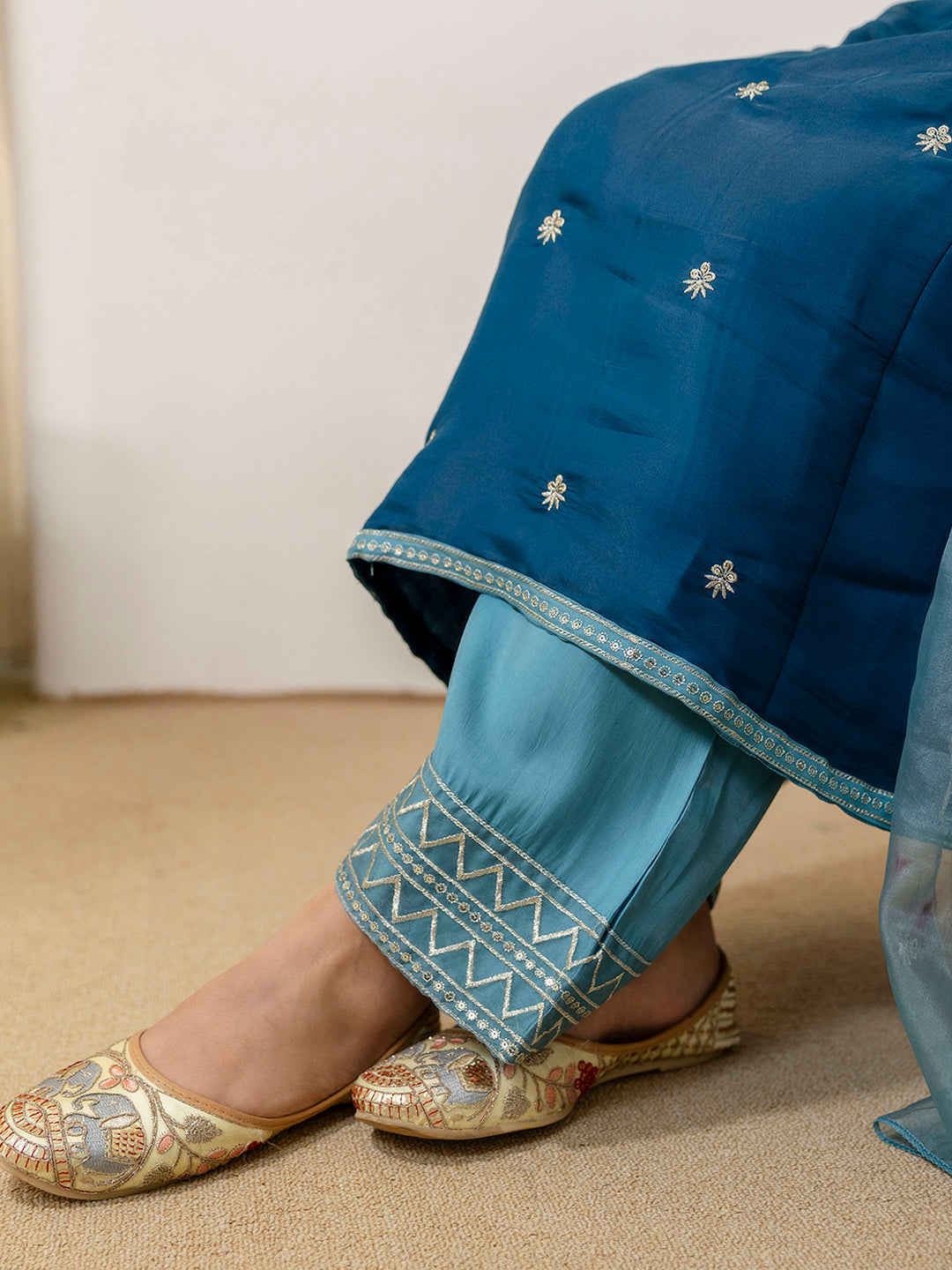Tanvi Women's Teal Blue Straight Festive Kurta Set with Scalloped Border Dupatta