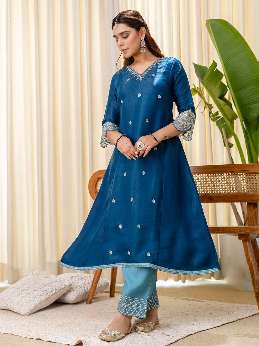 Tanvi Women's Teal Blue Straight Festive Kurta Set with Scalloped Border Dupatta