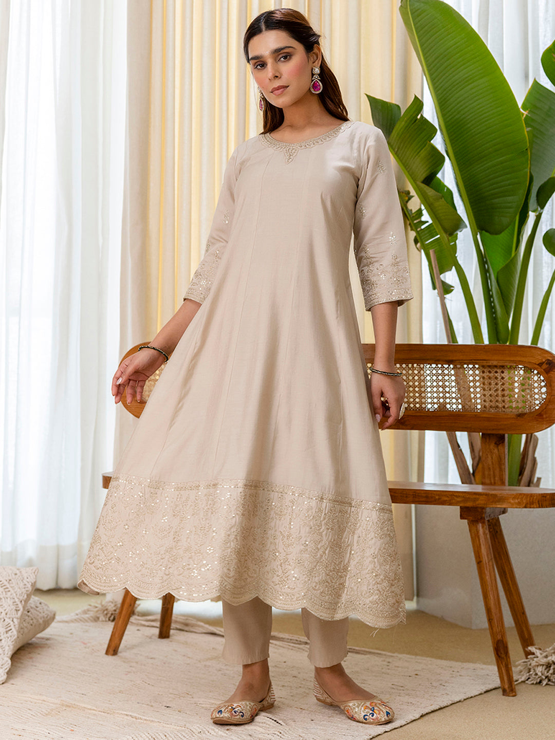 Ishita Women's Grey Kurta Pant Set with Scalloped Floral Dupatta
