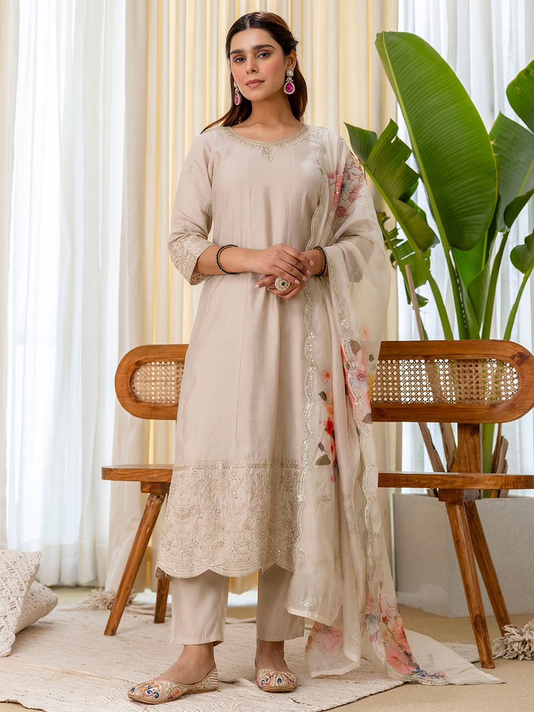 Ishita Women's Grey Kurta Pant Set with Scalloped Floral Dupatta
