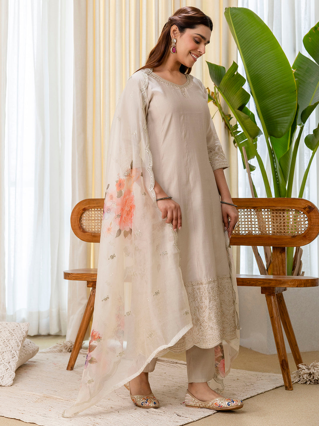Ishita Women's Grey Kurta Pant Set with Scalloped Floral Dupatta