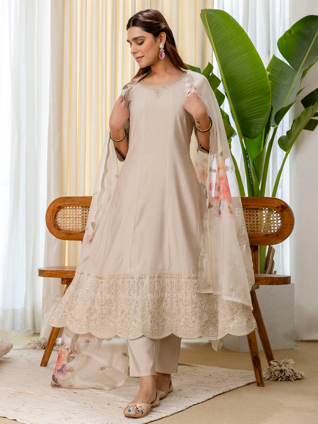 Ishita Women's Grey Kurta Pant Set with Scalloped Floral Dupatta