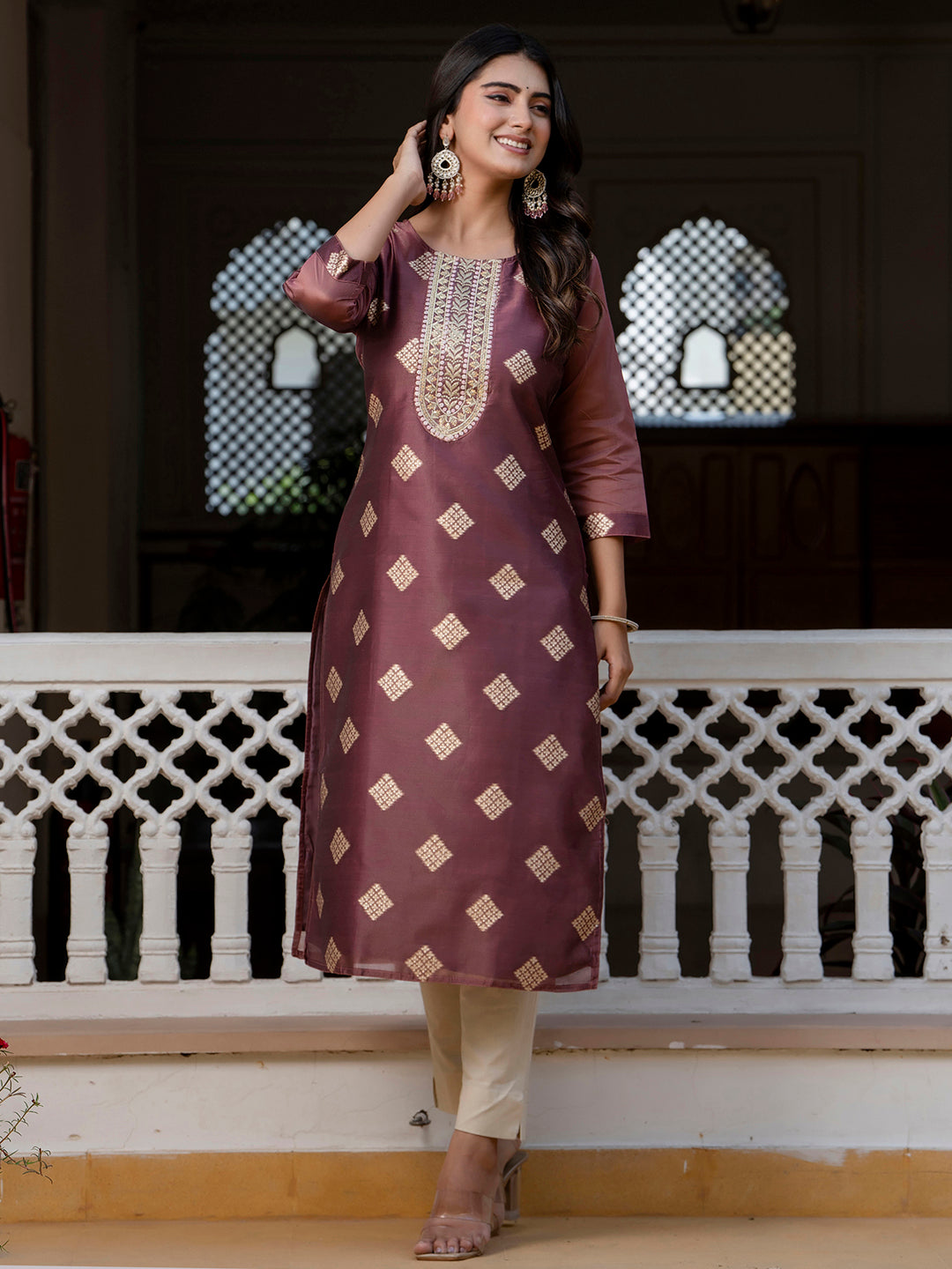 VredeVogel Women Embroidered Silk Blend Straight Kurta