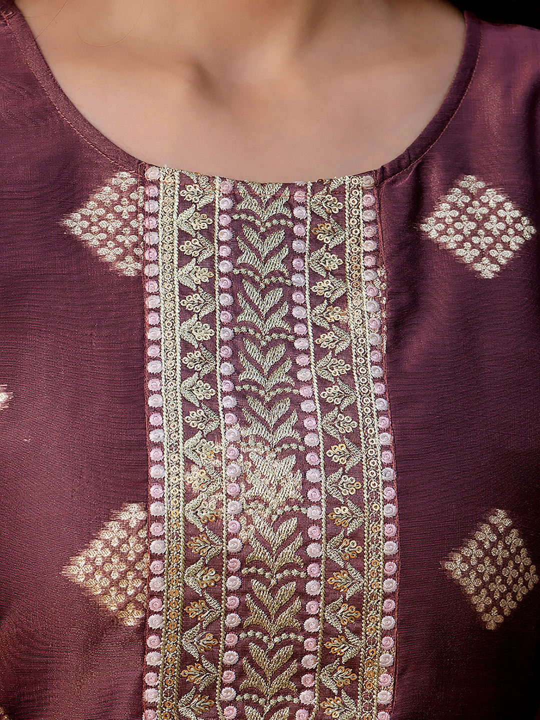 VredeVogel Women Embroidered Silk Blend Straight Kurta