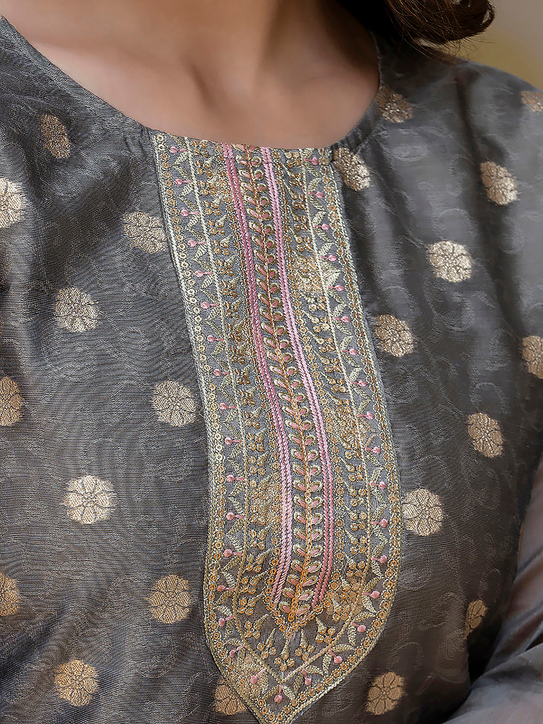 VredeVogel Women Embroidered Silk Blend Straight Kurta