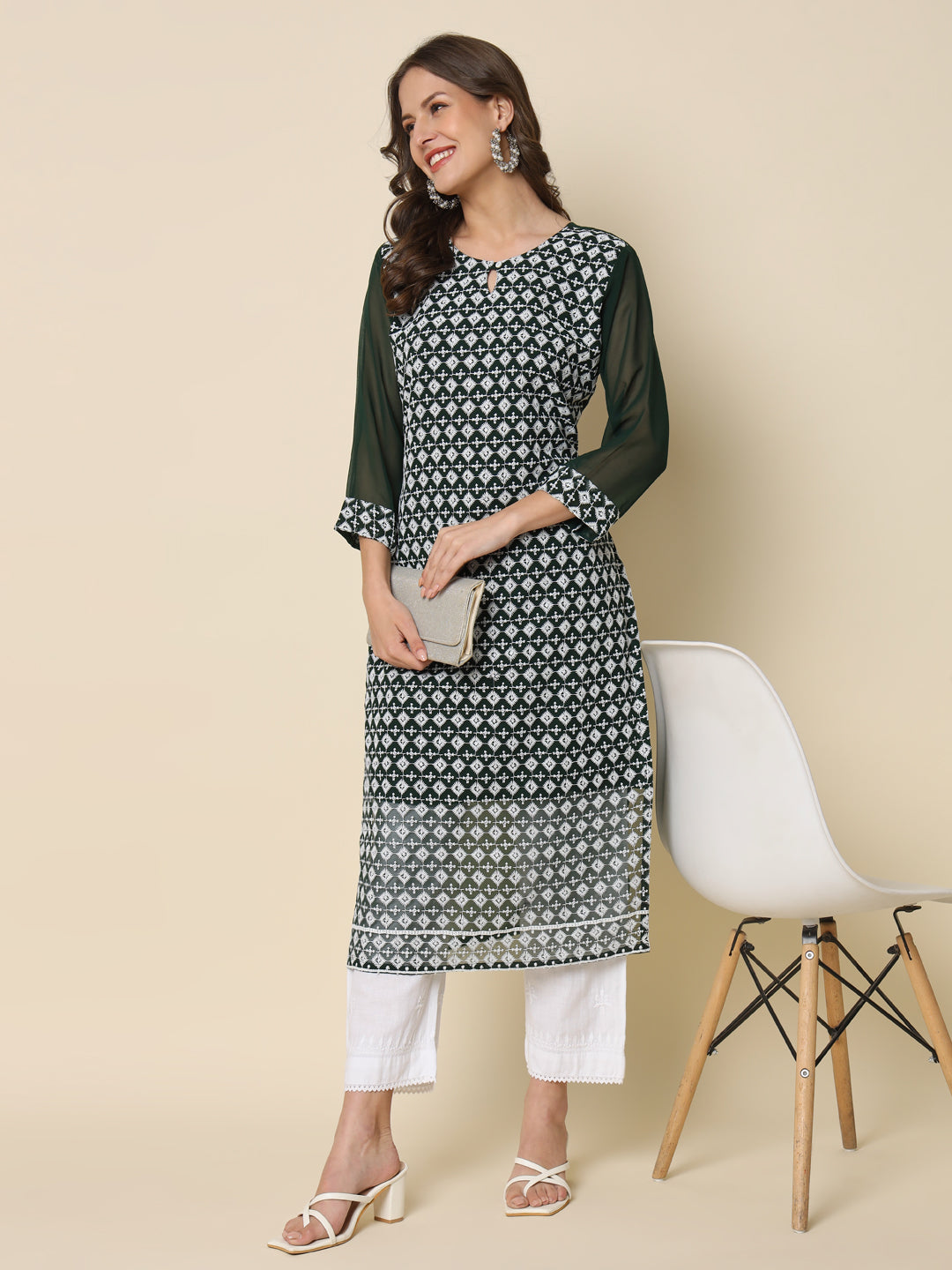VredeVogel Women Chikan/ Chikankari Embroidery Georgette Straight Kurta