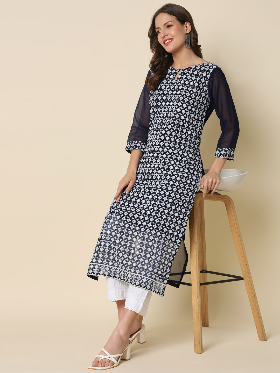 VredeVogel Women Chikan/ Chikankari Embroidery Georgette Straight Kurta