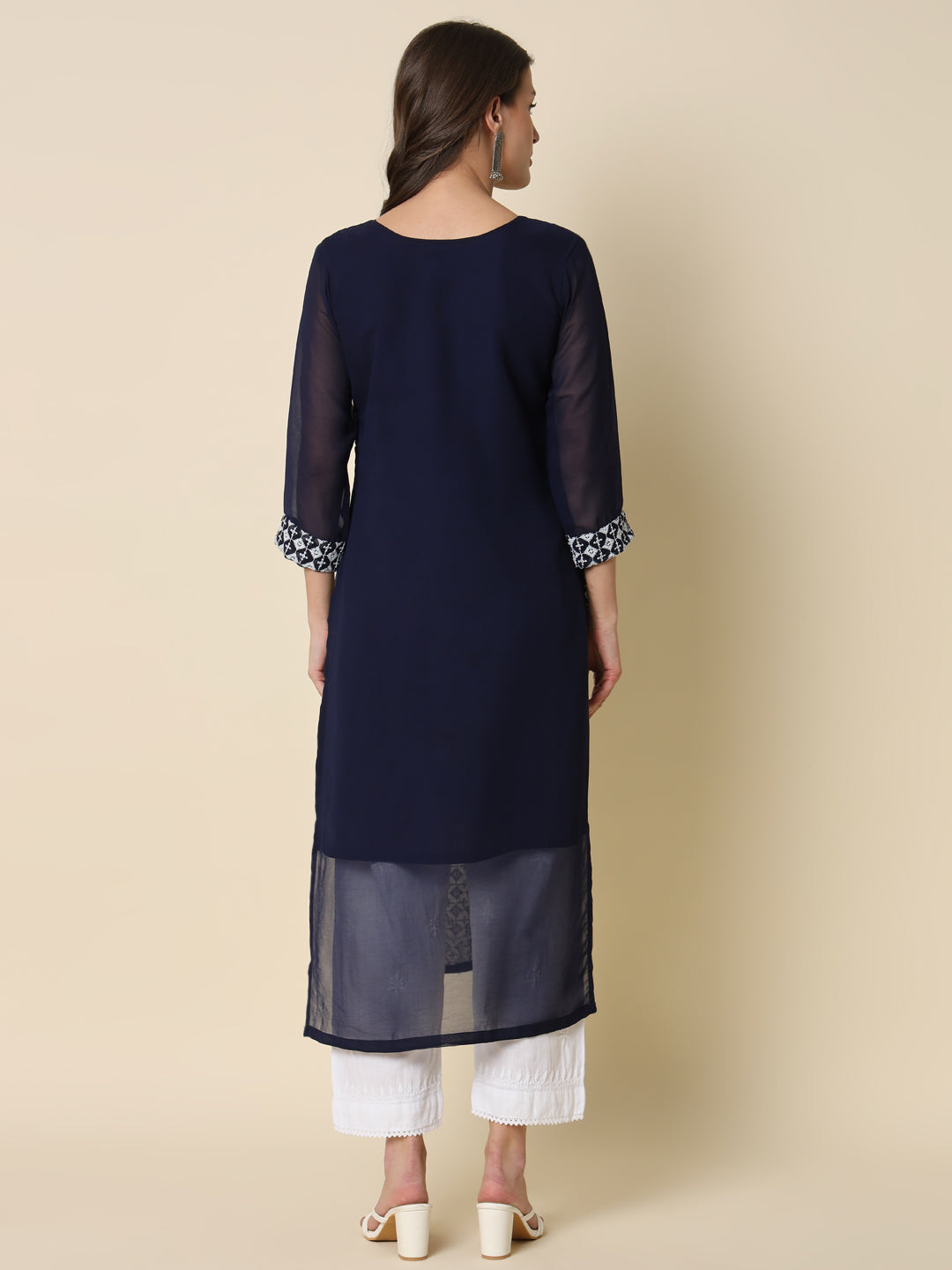 VredeVogel Women Chikan/ Chikankari Embroidery Georgette Straight Kurta