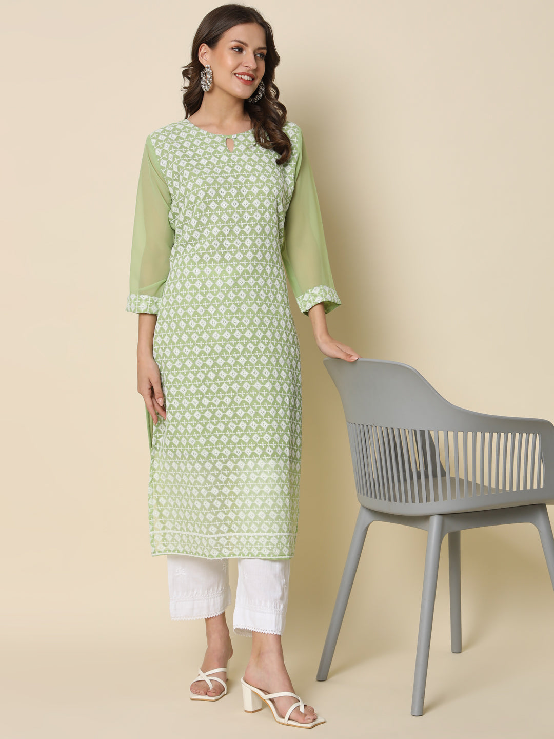 VredeVogel Women Chikan/ Chikankari Embroidery Georgette Straight Kurta