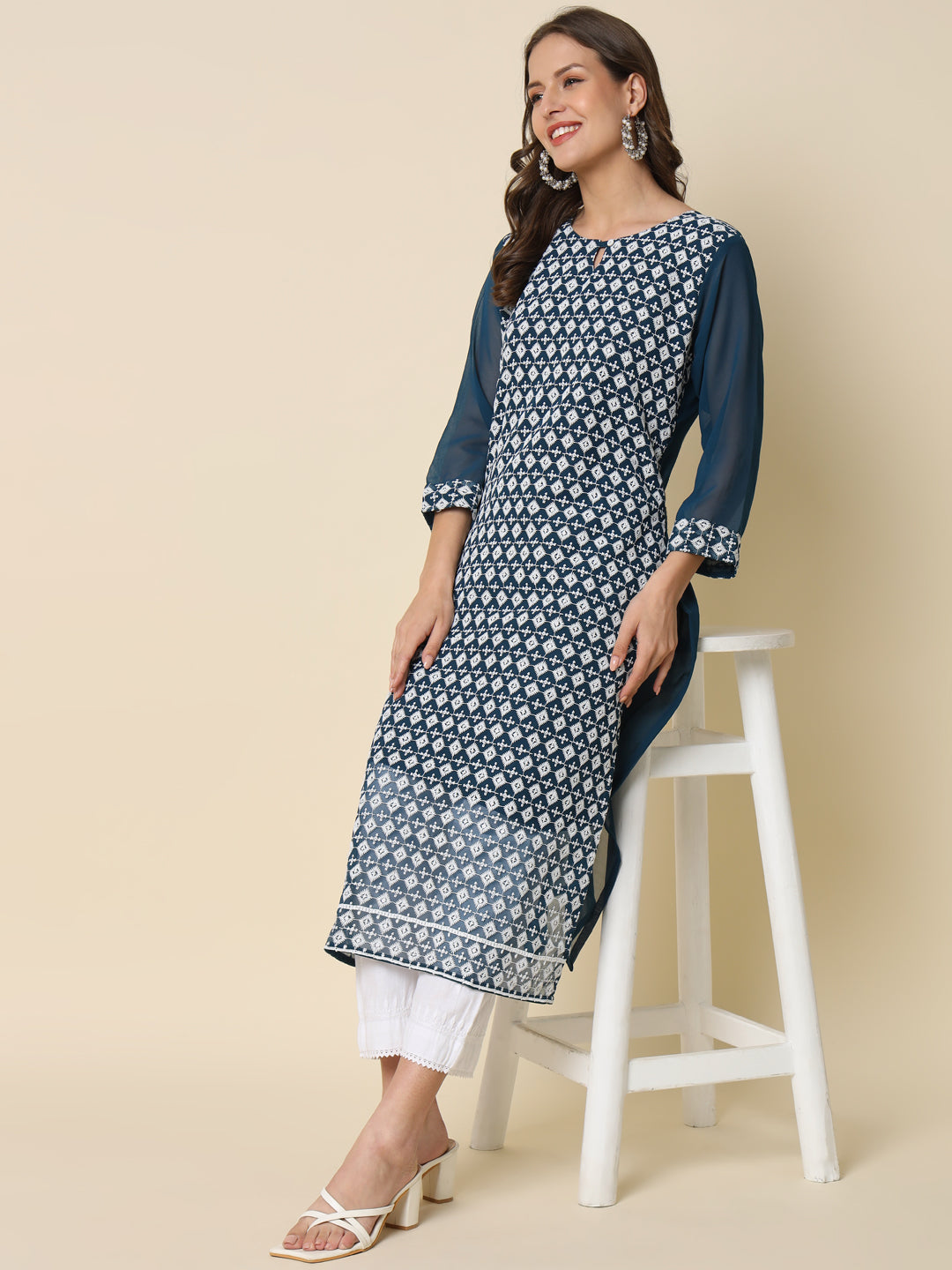 VredeVogel Women Chikan/ Chikankari Embroidery Georgette Straight Kurta