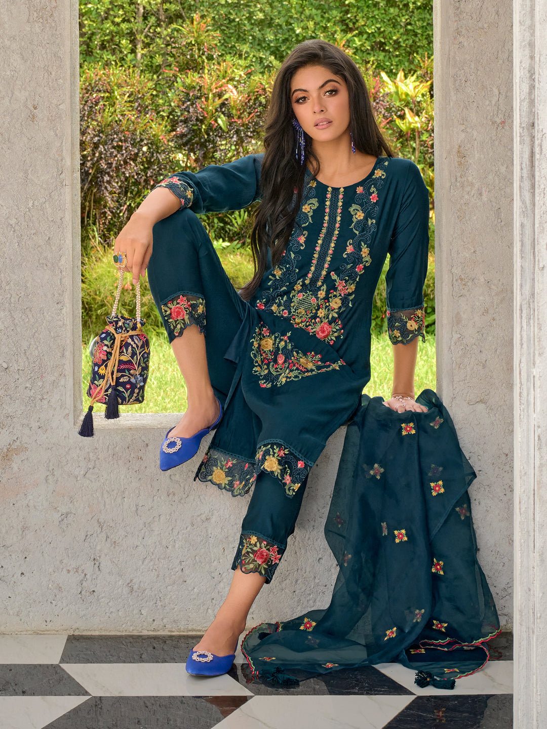 VredeVogel Dames geborduurde zijden mix Kurta broek en Dupatta Set VredeVogel Dames geborduurde zijden mix Kurta broek en Dupatta Set