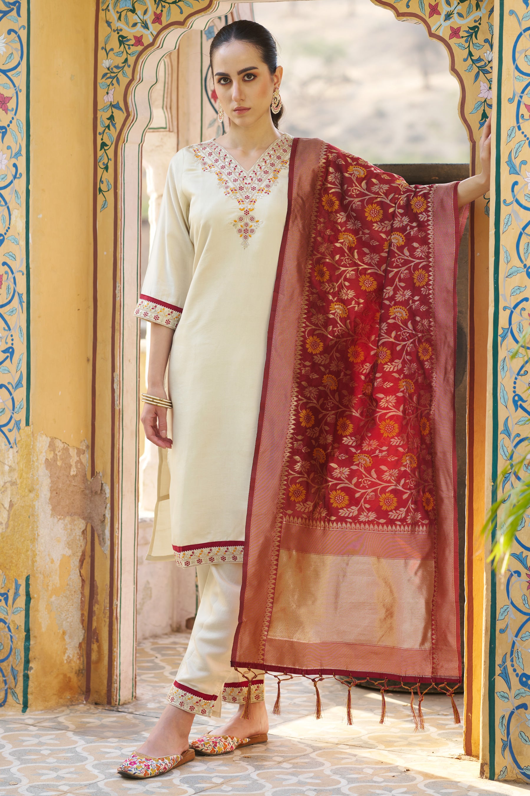 VredeVogel Women Kurta and Pant Sets Silk Blend Fabric