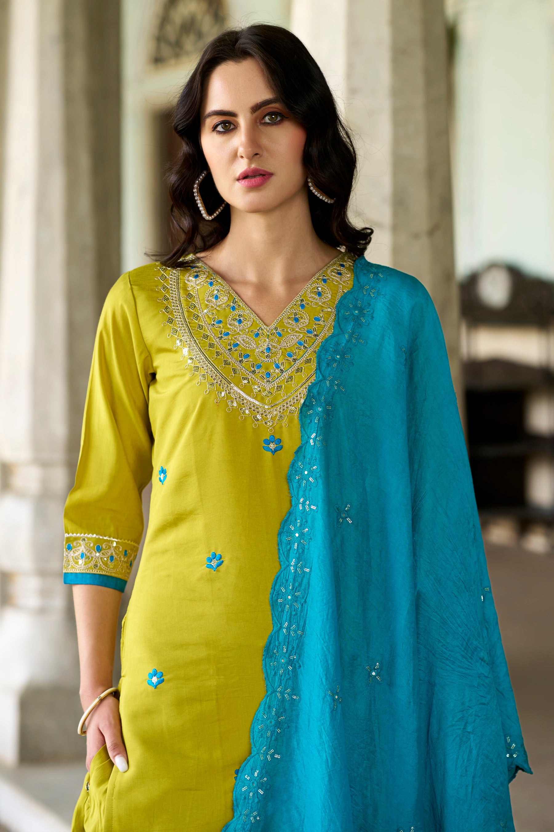 VredeVogel Women Kurta and Pant Sets Silk Blend Fabric