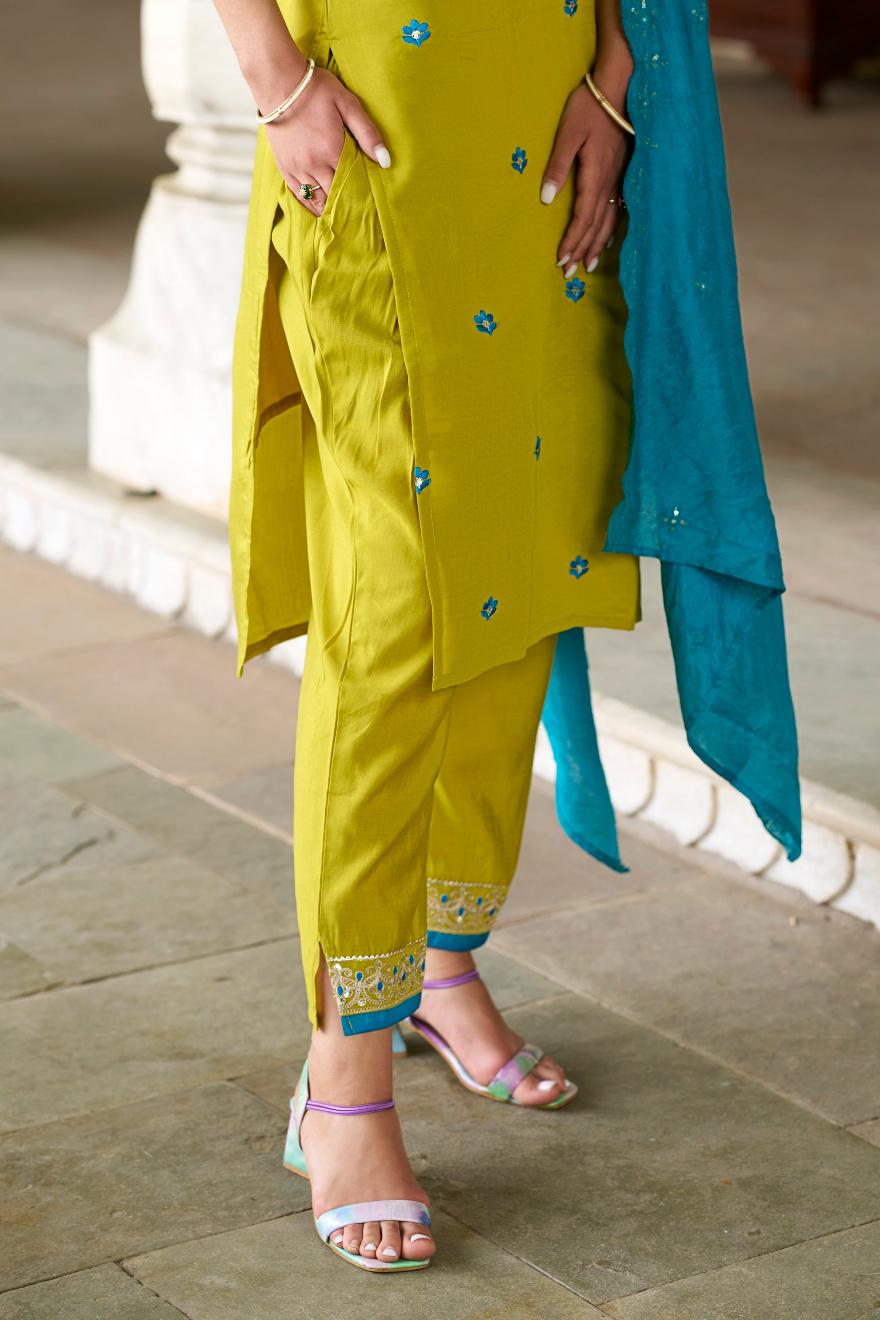 VredeVogel Women Kurta and Pant Sets Silk Blend Fabric