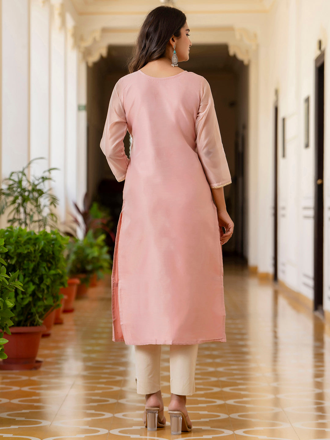 VredeVogel Women Embroidered Silk Blend Straight Kurta