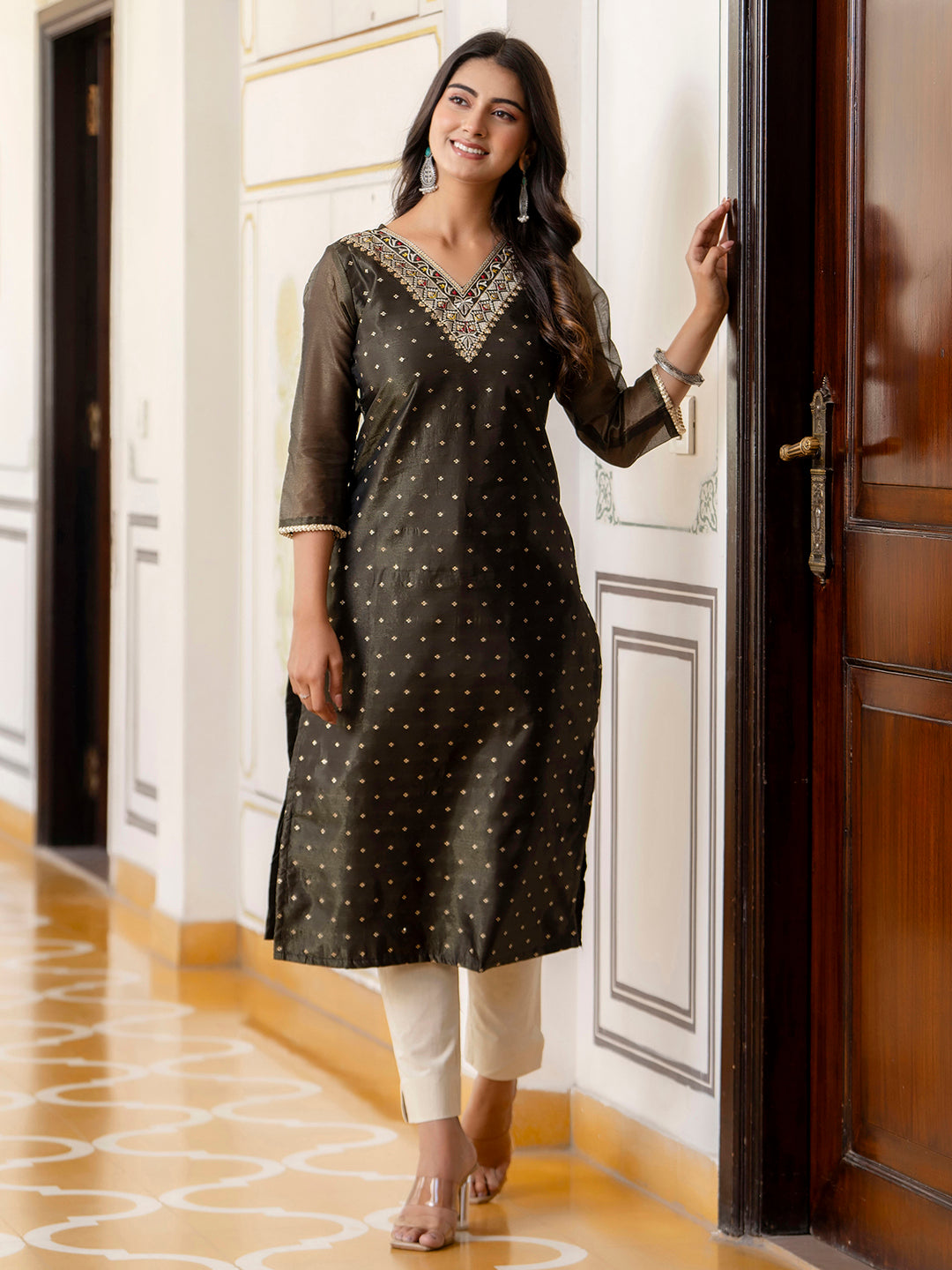 VredeVogel Women Embroidered Silk Blend Straight Kurta