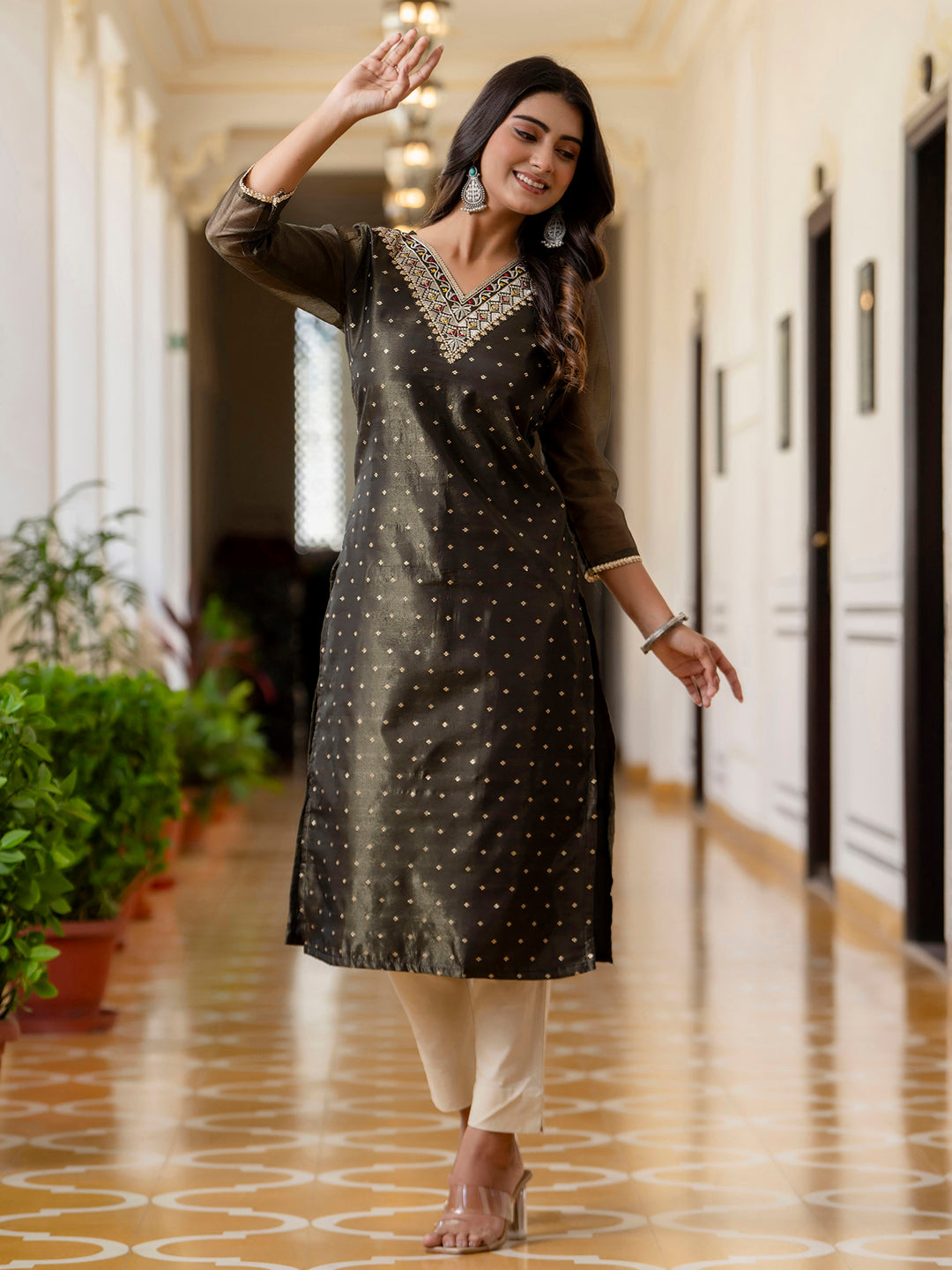 VredeVogel Women Embroidered Silk Blend Straight Kurta