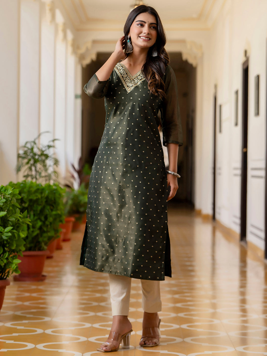 VredeVogel Women Embroidered Silk Blend Straight Kurta