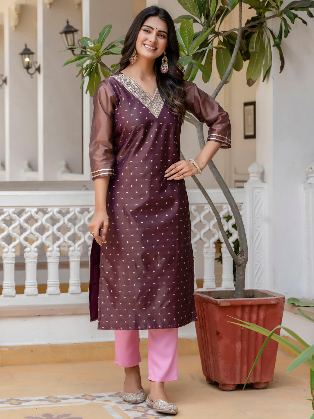 VredeVogel Women Embroidered Silk Blend Straight Kurta