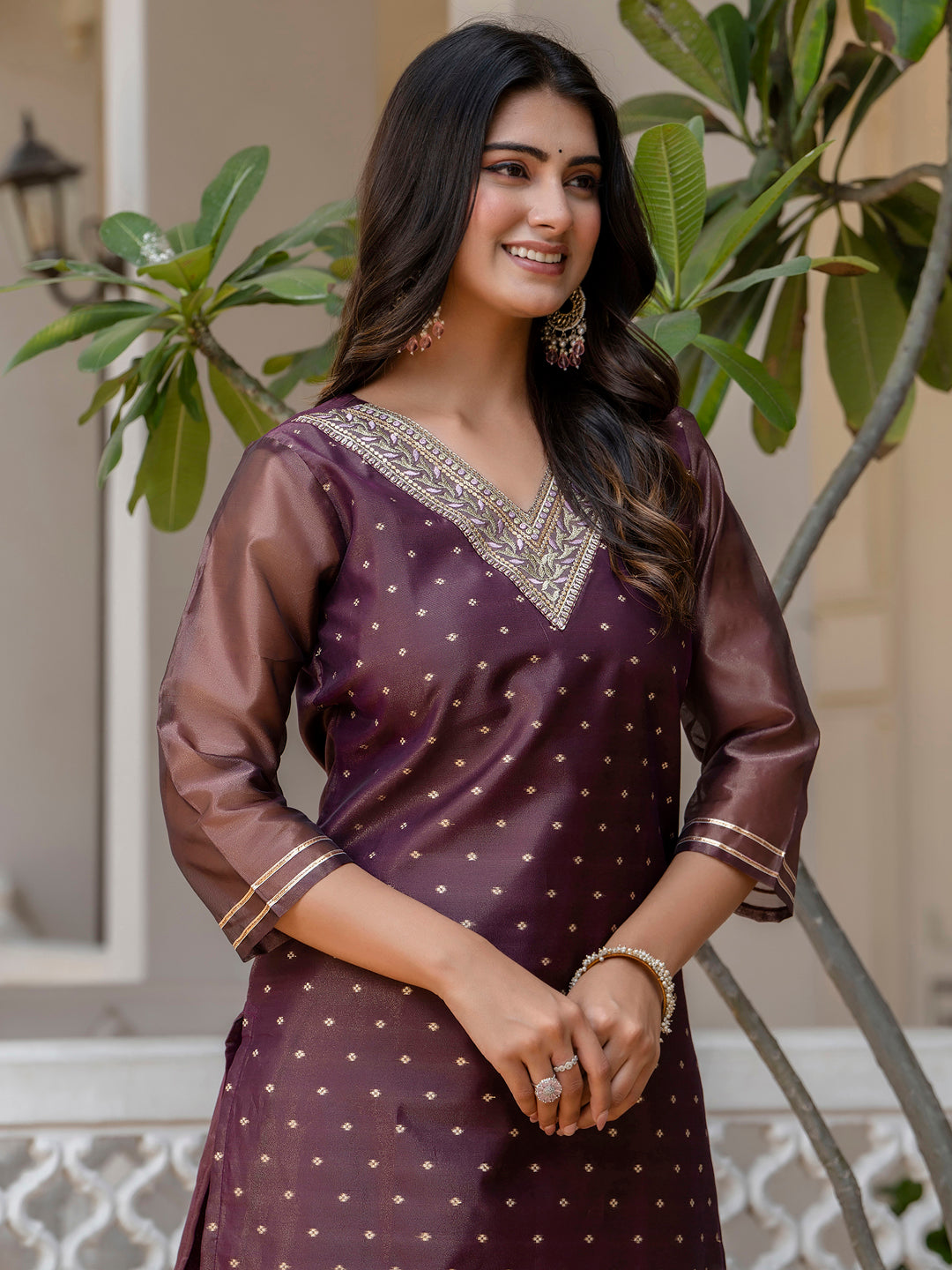 VredeVogel Women Embroidered Silk Blend Straight Kurta