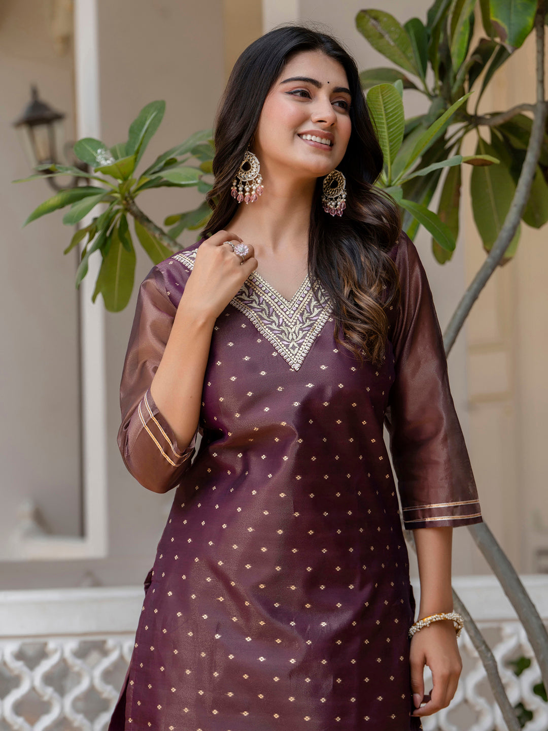 VredeVogel Women Embroidered Silk Blend Straight Kurta
