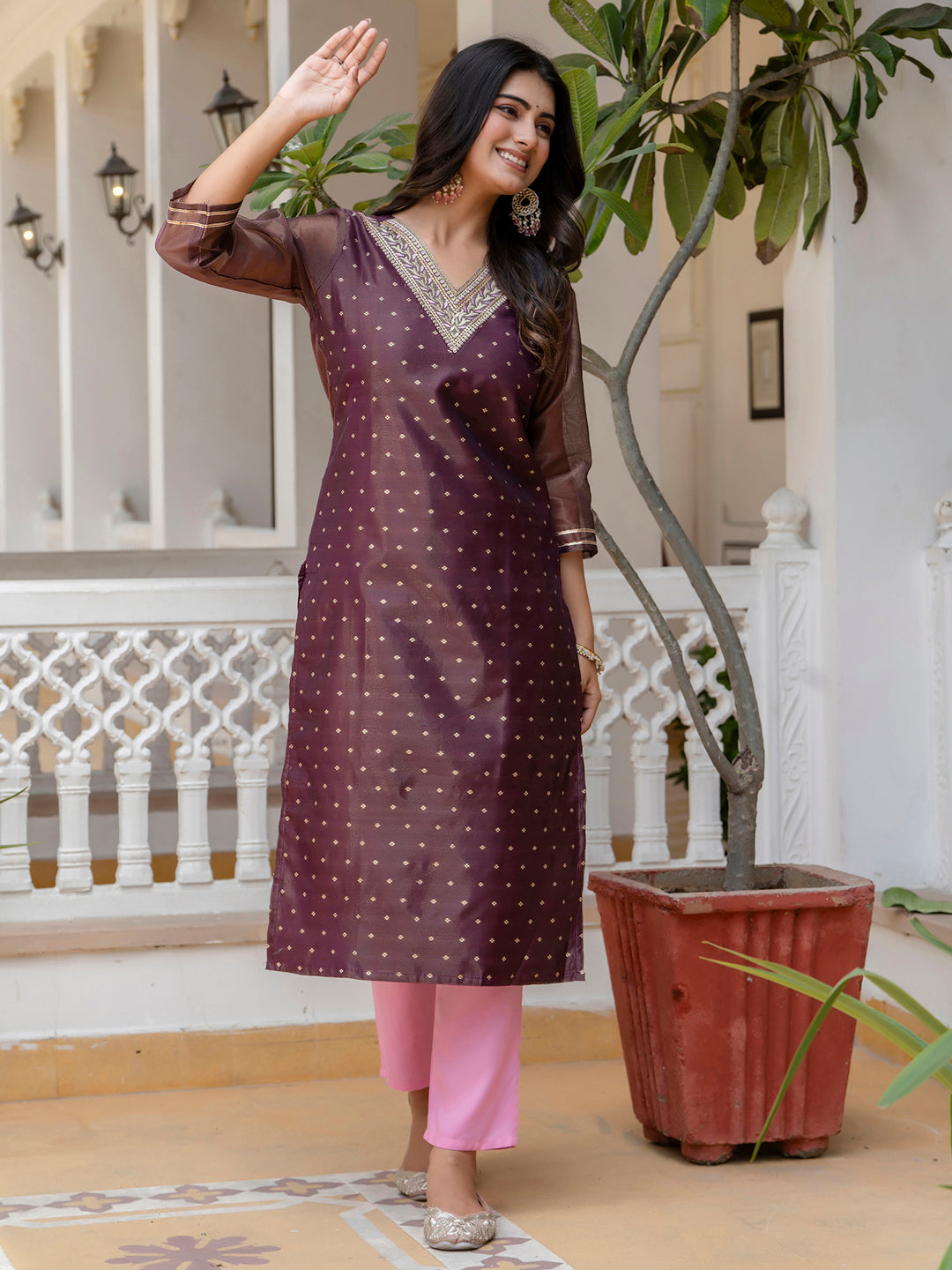 VredeVogel Women Embroidered Silk Blend Straight Kurta