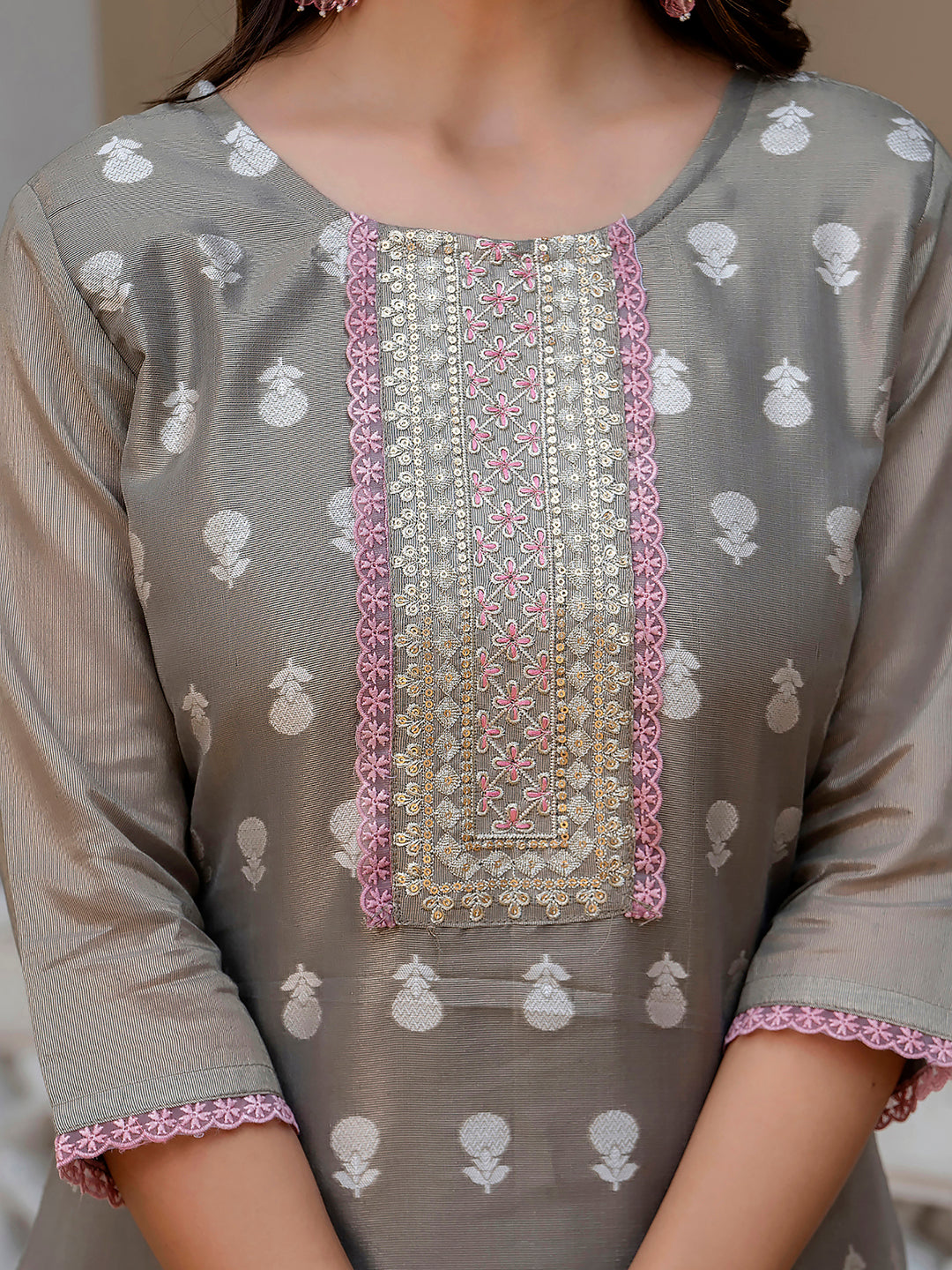 VredeVogel Women Embroidered Silk Blend Straight Kurta