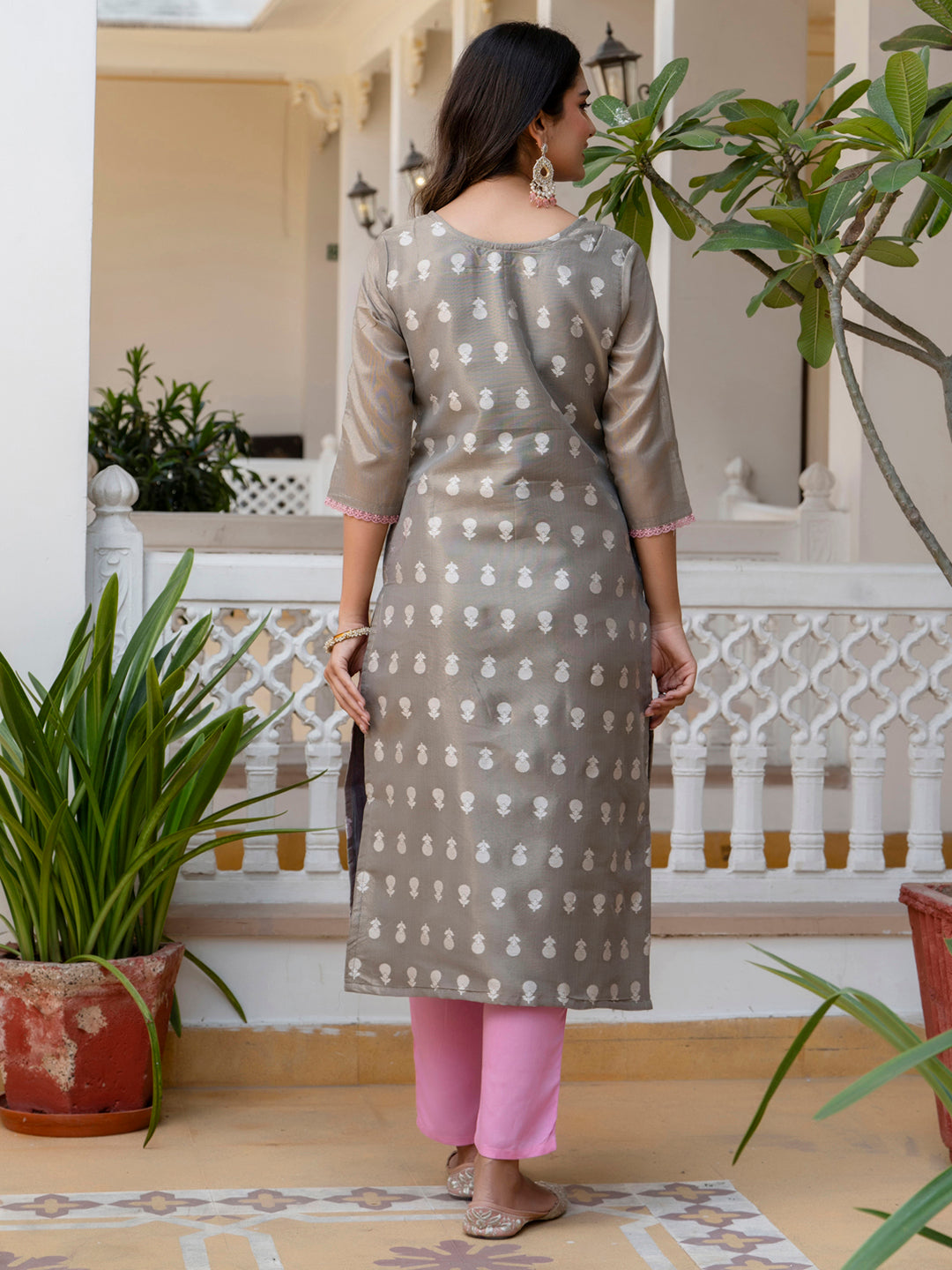 VredeVogel Women Embroidered Silk Blend Straight Kurta