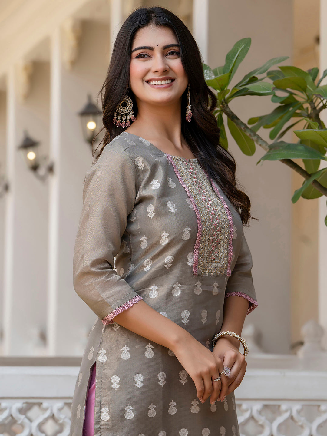 VredeVogel Women Embroidered Silk Blend Straight Kurta