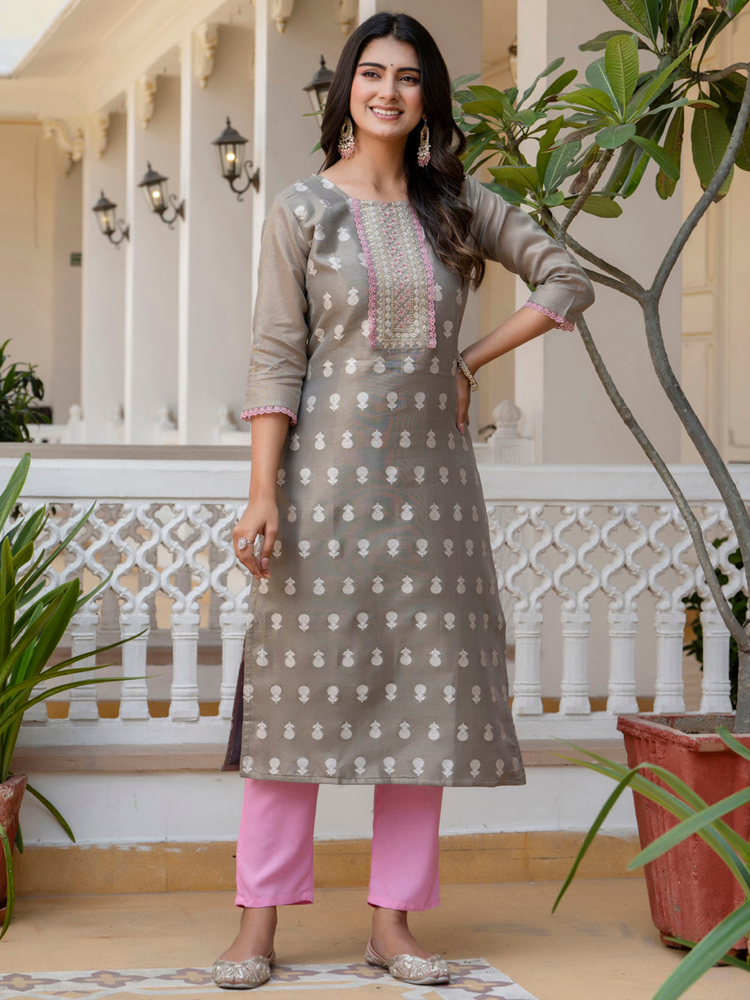 VredeVogel Women Embroidered Silk Blend Straight Kurta