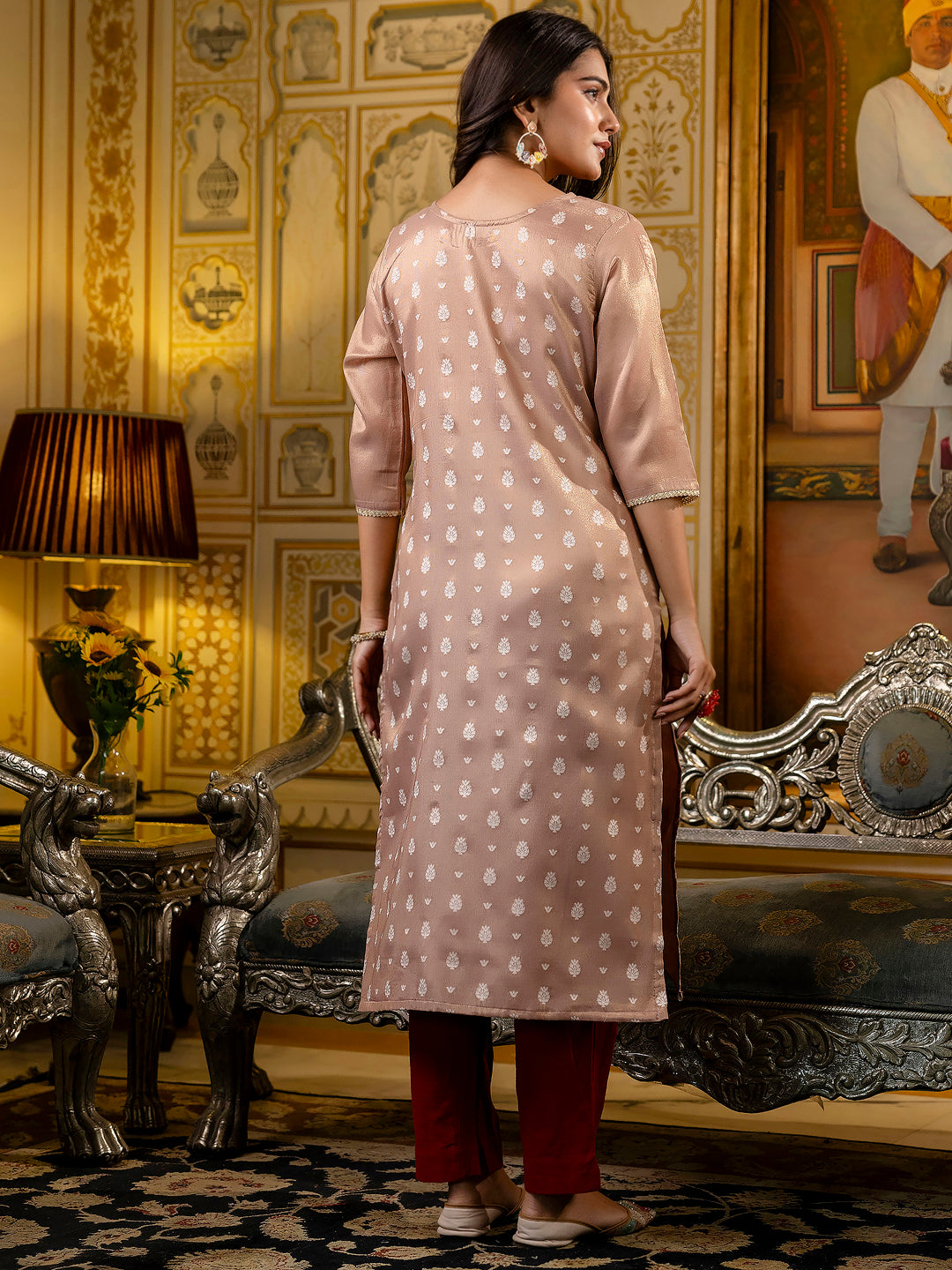 VredeVogel Women Embroidered Silk Blend Straight Kurta