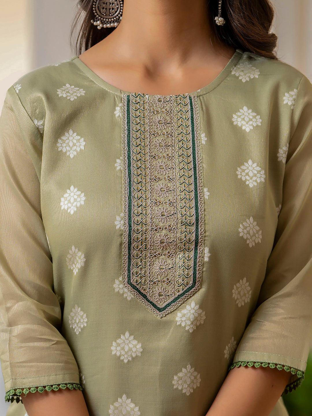 VredeVogel Women Embroidered Silk Blend Straight Kurta