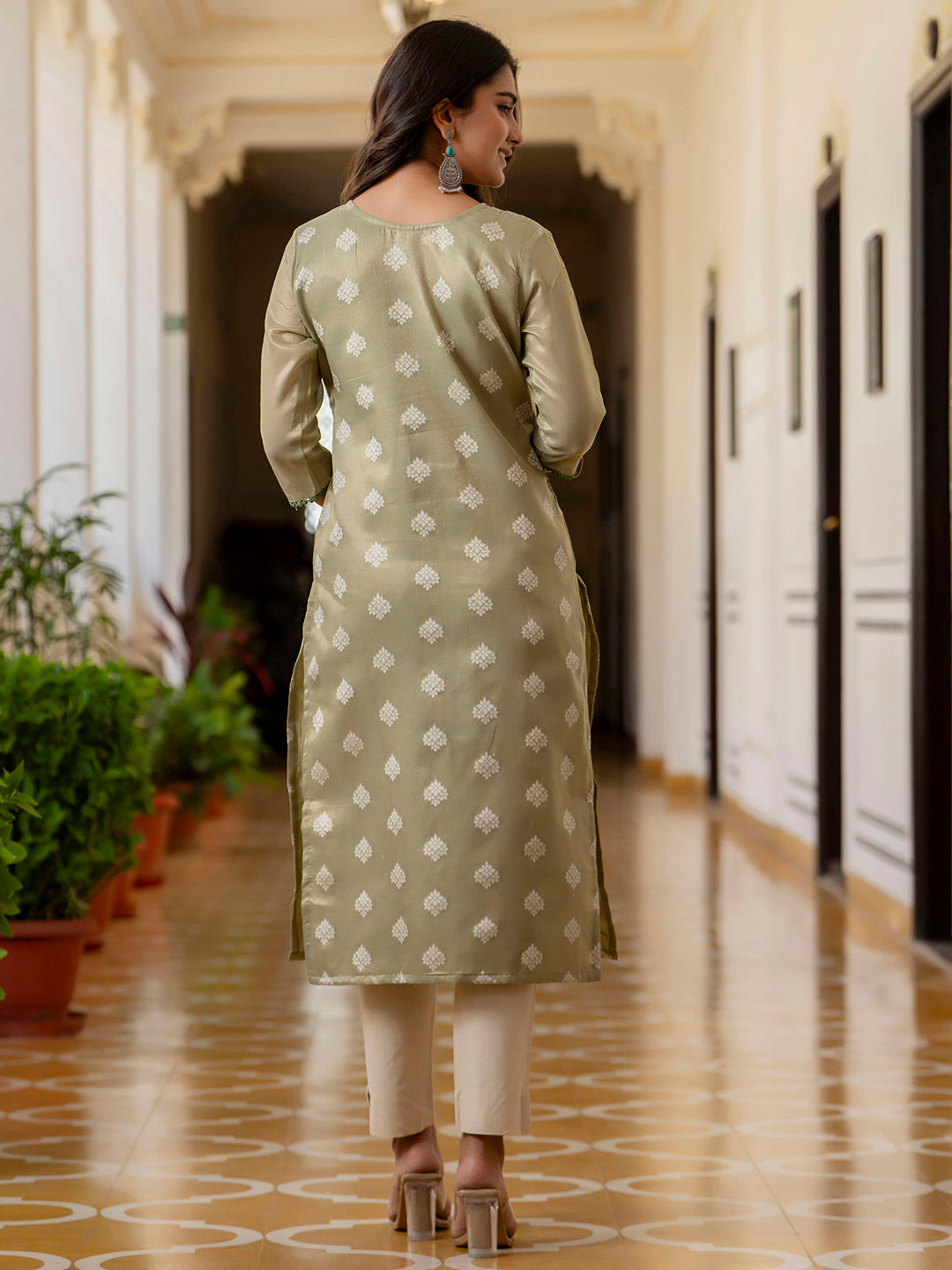 VredeVogel Women Embroidered Silk Blend Straight Kurta